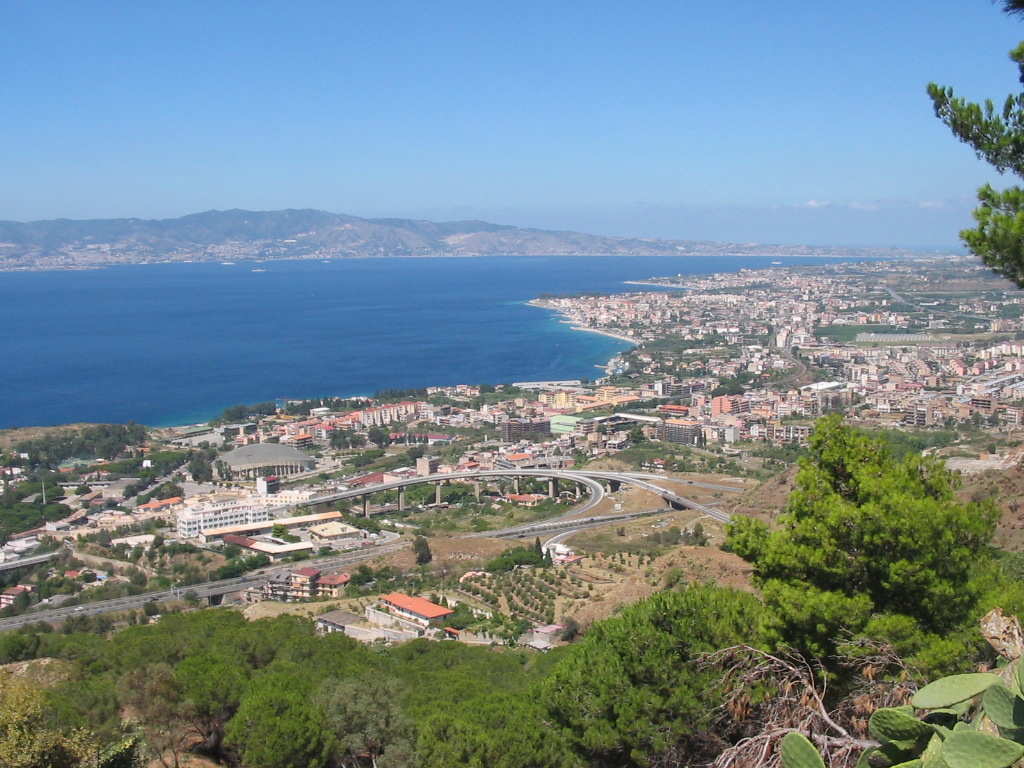 http://www.cittadinovara.com/wp-content/uploads/2011/05/PANORAMI-DI-REGGIO-CALABRIA.jpg